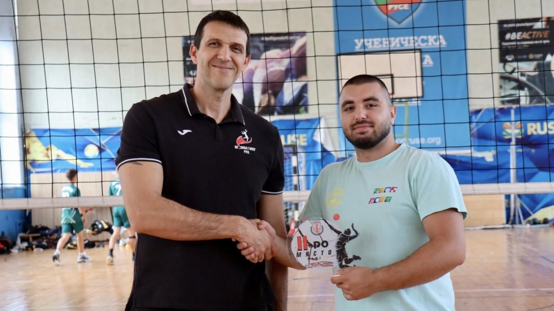 Зала „Ялта“ в Русе бе арена на двудневната волейболна надпревара „За купата на кмета“