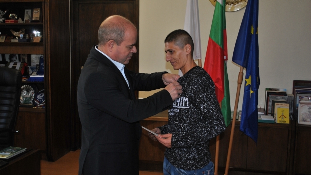 Кметът Пламен Стоилов връчи златна значка "Русе" на европейската шампионка по бокс Севда Асенова