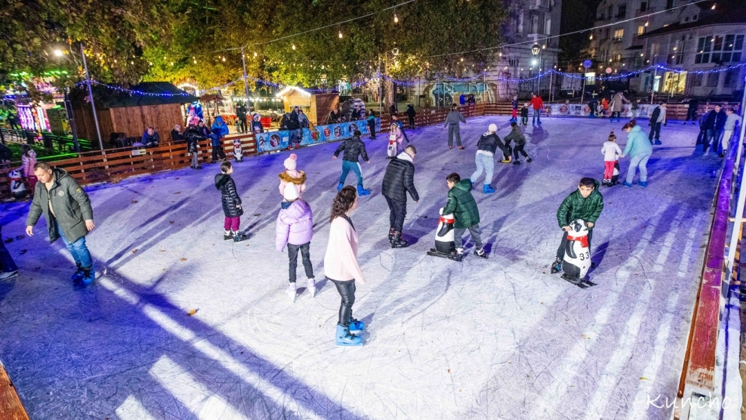 Леденият парк в Русе отваря утре с нови атракции, повече къщички и Виенско колело