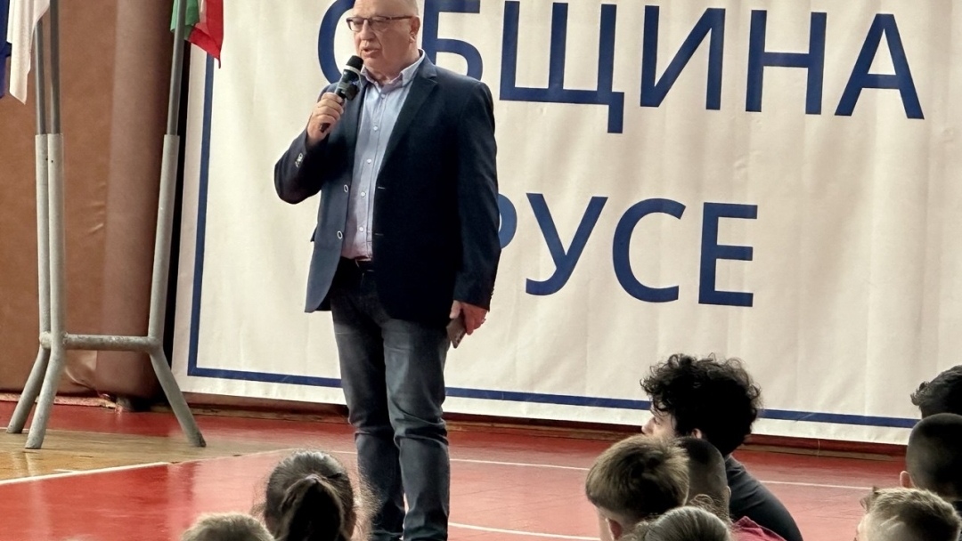 Открит разговор срещу агресията: Кметът Пенчо Милков се срещна с над 150 деца от бойните спортове в Русе