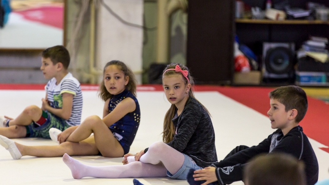 Деца учиха за акробатика и здраве 