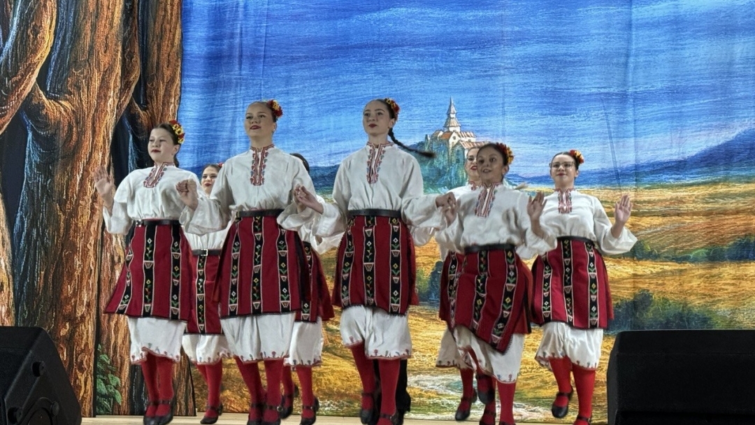 Танцов състав „Мартенски пъзел“ отбеляза 15 години с тържествен концерт