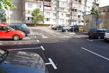 Нов паркинг, изграден с общински средства, предлага 71 паркоместа