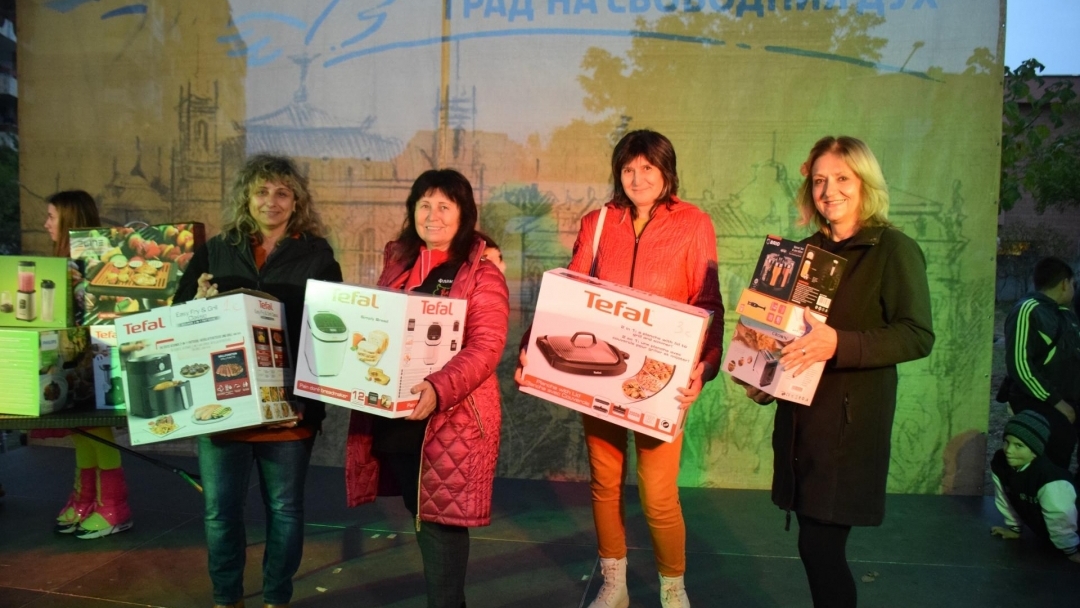 Кварталите „Дружба“ и „Чародейка“ в Русе празнуваха заедно с музика, танци и кулинарни битки