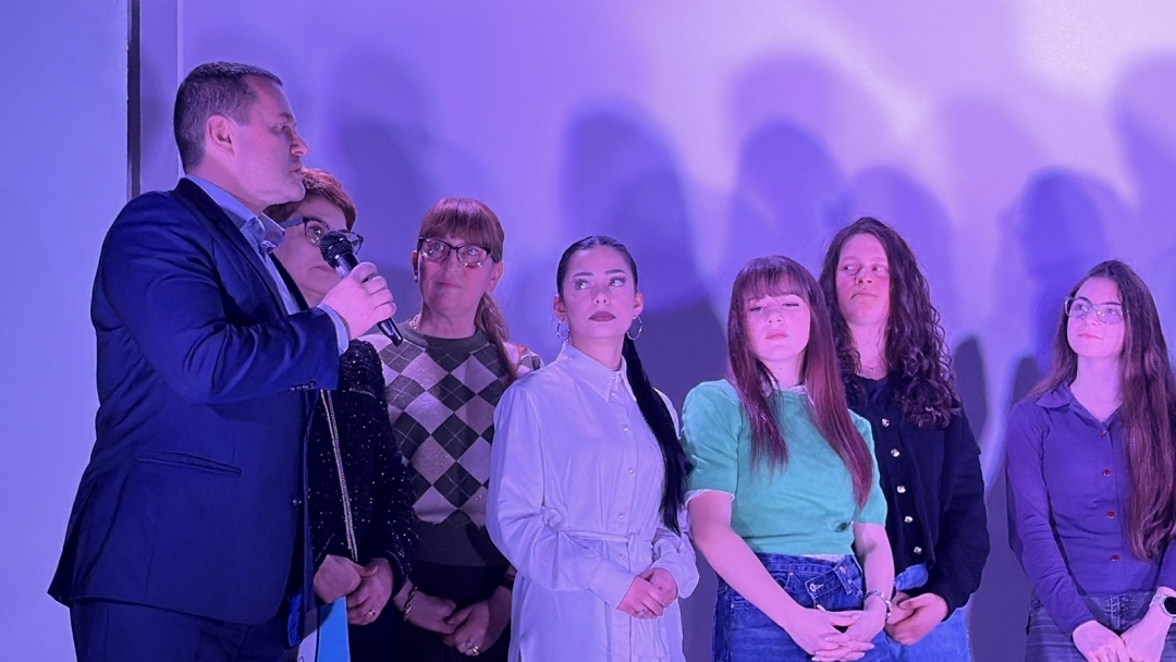 Спектакълът „Осмият цвят“ постави темите за насилието и за силата на доброто