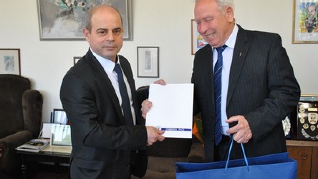 Златна рибка и шерифска значка за рождения ден на кмета Пламен Стоилов 