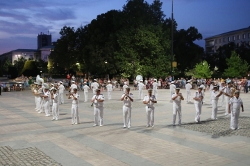 Спектакъл "Вълни" беше кулминацията на празненствата за 137-та годишнина на ВМС