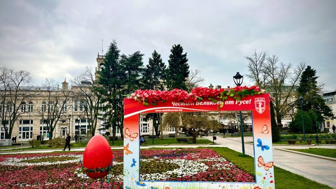 Русе посреща Великден с обогатена празнична украса на площад „Свобода“