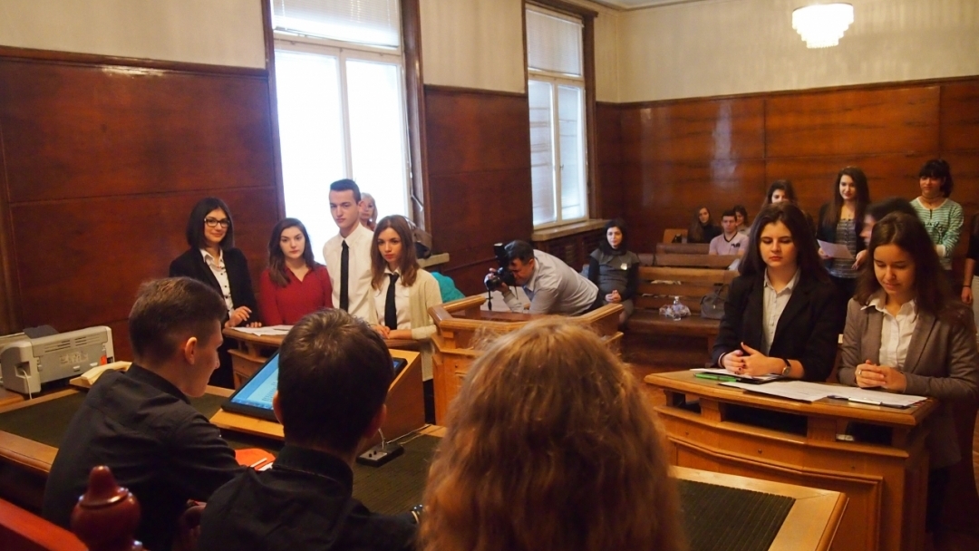 Младежи разиграха наказателен симулативен процес в Русенски окръжен съд