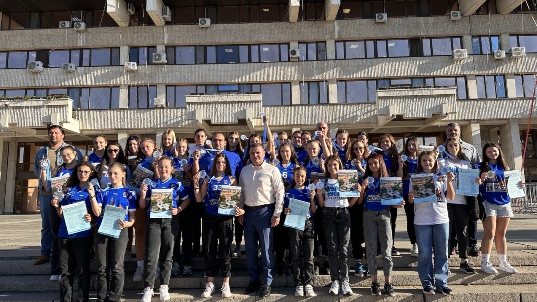 Mayor Pencho Milkov awarded the basketball players of "Dunav Ruse 2016" for their success at the State Championship for girls