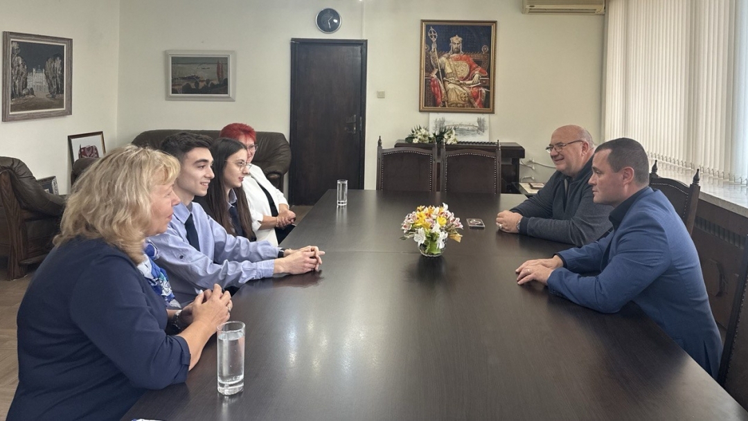 Пенчо Милков се срещна с учениците от Математическата гимназия, участвали в „Стани богат“ 