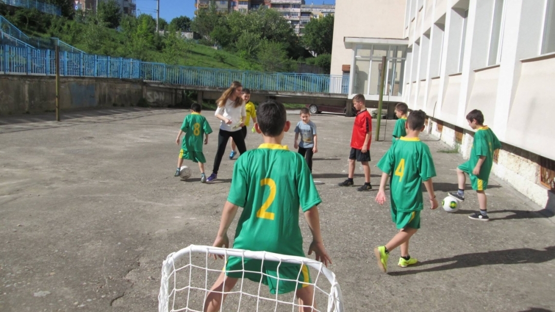 Учители и ученици спортуваха заедно в ОУ „Никола Обретенов“