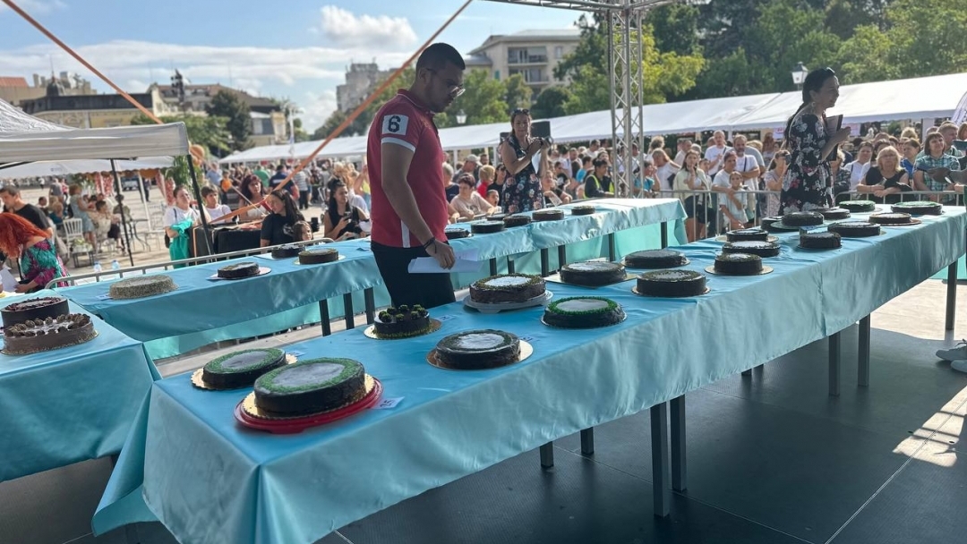 18-годишният Аслан Ахмедов е големият победител в конкурса за нетрадиционна торта „Гараш“ 