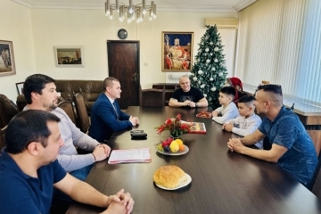 Кметът Пенчо Милков отличи младите състезатели по мотокрос Филип Кашов и Владиян Цветков