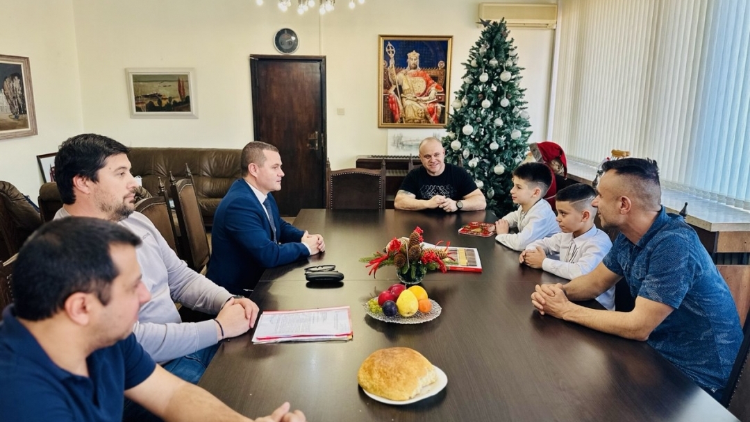 Кметът Пенчо Милков отличи младите състезатели по мотокрос Филип Кашов и Владиян Цветков