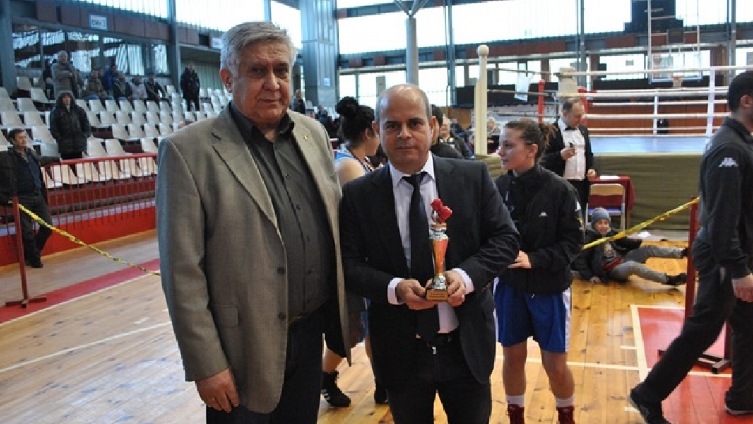 Кметът Пламен Стоилов награди най-добрите боксьорки с Купа „България“