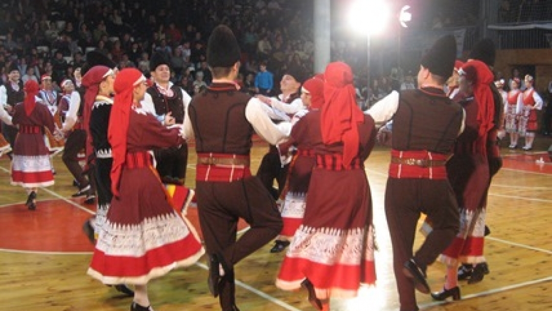 9-годишната Александра Николова и 13-годишният Ивайло Велев грабнаха титлата Мис и Мистър танц от традиционното коледно надиграване в зала „Дунав“