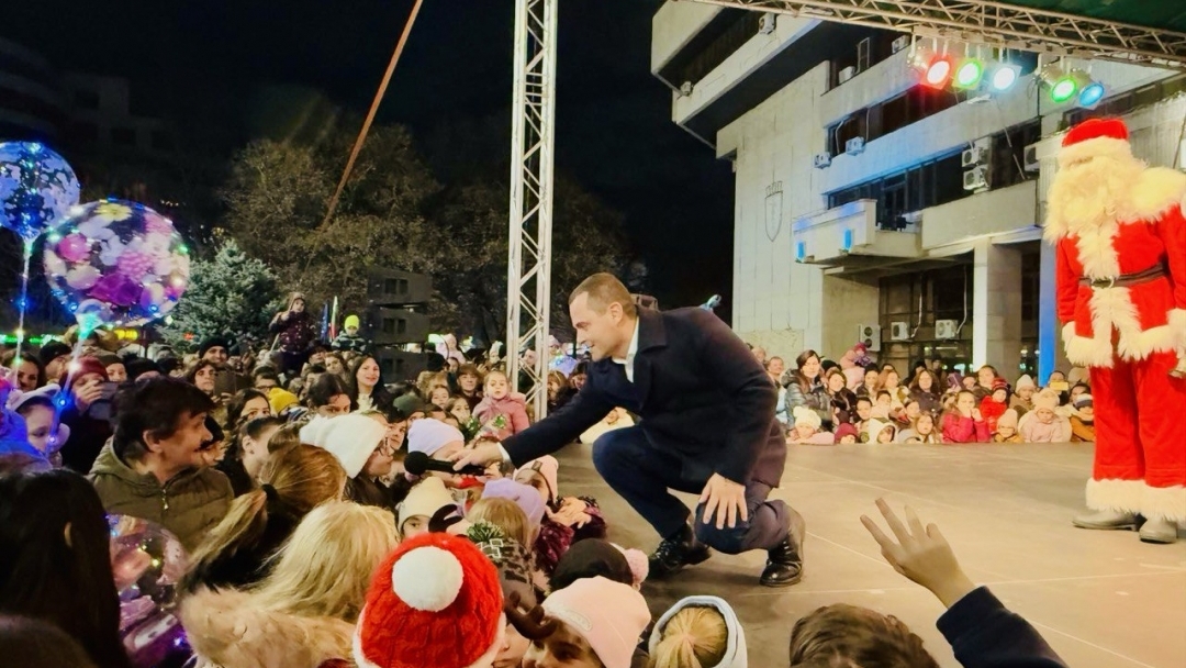 Кметът Пенчо Милков запали светлините на Коледната елха в Русе  