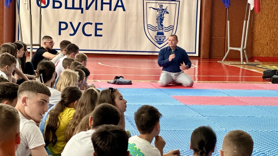 Открит разговор срещу агресията: Кметът Пенчо Милков се срещна с над 150 деца от бойните спортове в Русе