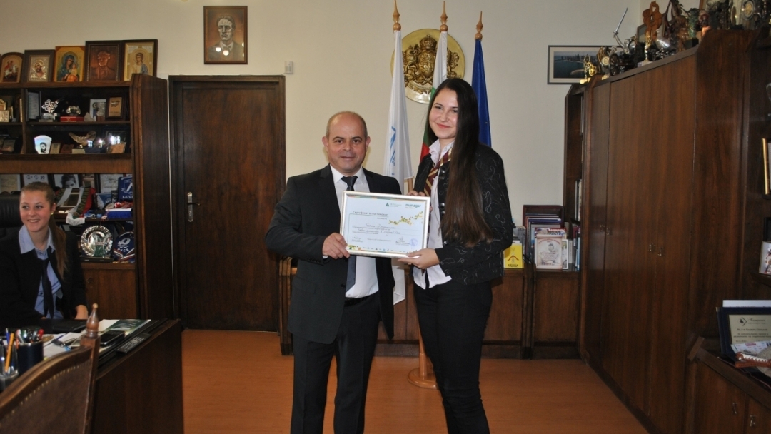 Кметът Пламен Стоилов връчи сертификати на 11 участници в инициативата "Мениджър за един ден"