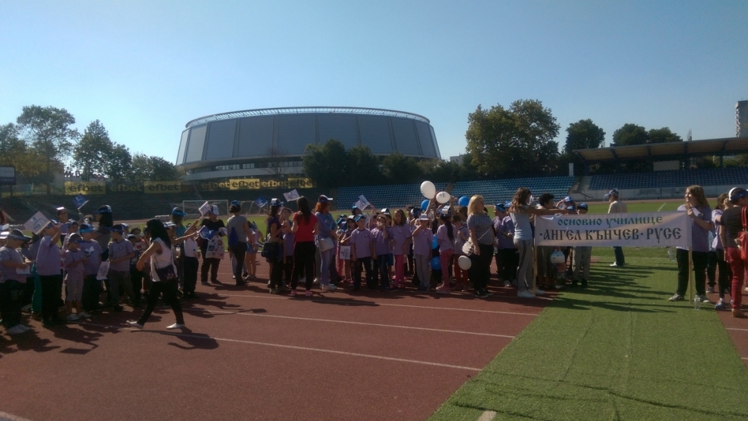 Деца, учители и родители спортуваха и се забавляваха на Градския стадион  