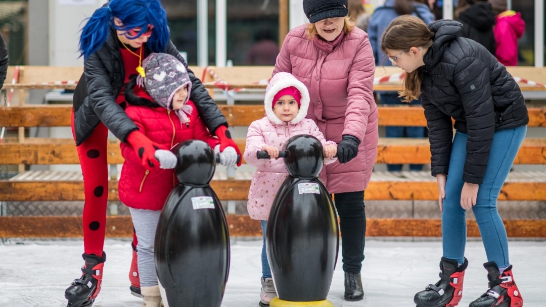 Приказни герои и безплатни уроци за начинаещи кънкьори на ледената пързалка в Русе