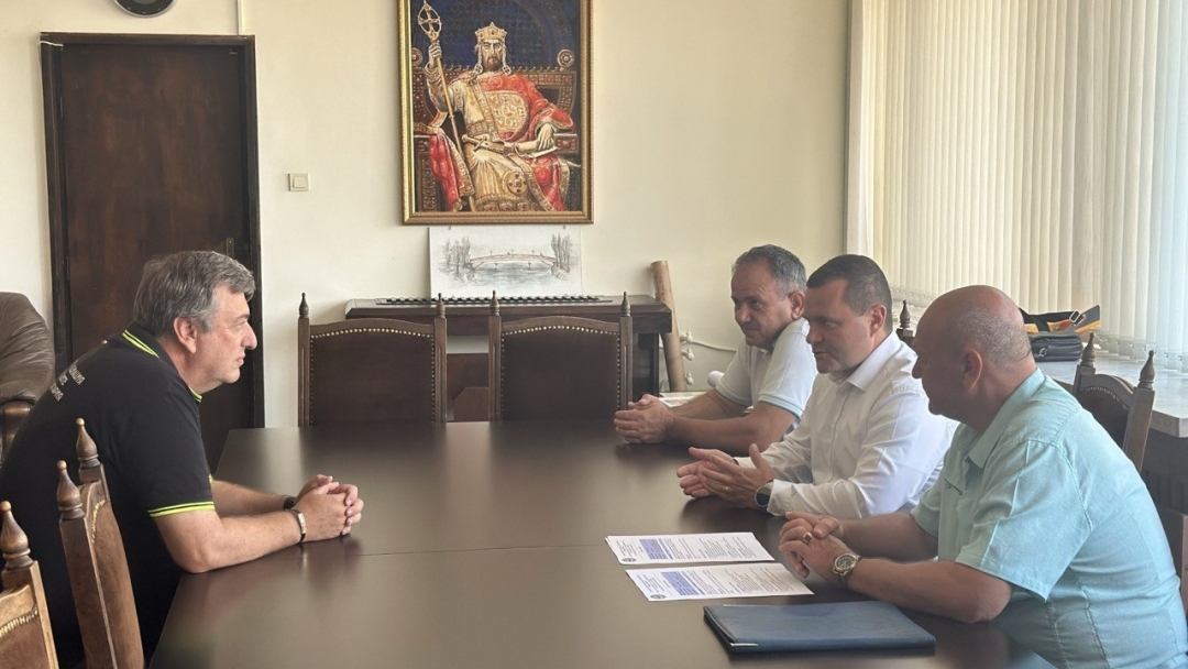   Пенчо Милков прие дарение от Националната асоциация на доброволците за справяне с пожари