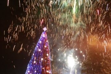 ЗАПАЛВАНЕТО НА СВЕТЛИНИТЕ НА КОЛЕДНАТА ЕЛХА ПОСТАВИ НАЧАЛОТО НА КОЛЕДНО-НОВОГОДИШНИЯ ФЕСТИВАЛ В РУСЕ 