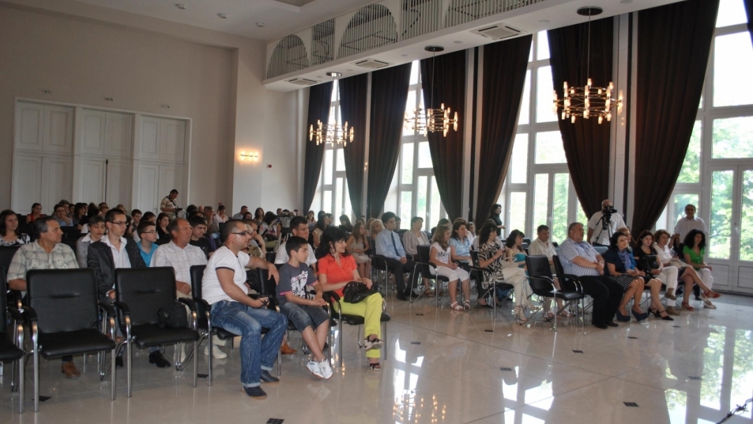 Наградиха 44 русенски отличници