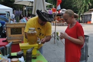 Зам.-кметът Наталия Кръстева поздрави участниците в Петия "Фестивал на липата"