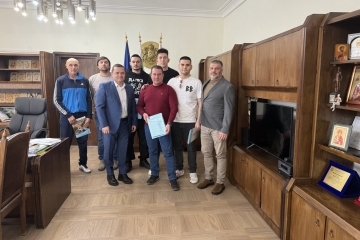 Трима хандбалисти получиха от кмета Пенчо Милков награди за сребърни медали на европейски турнир