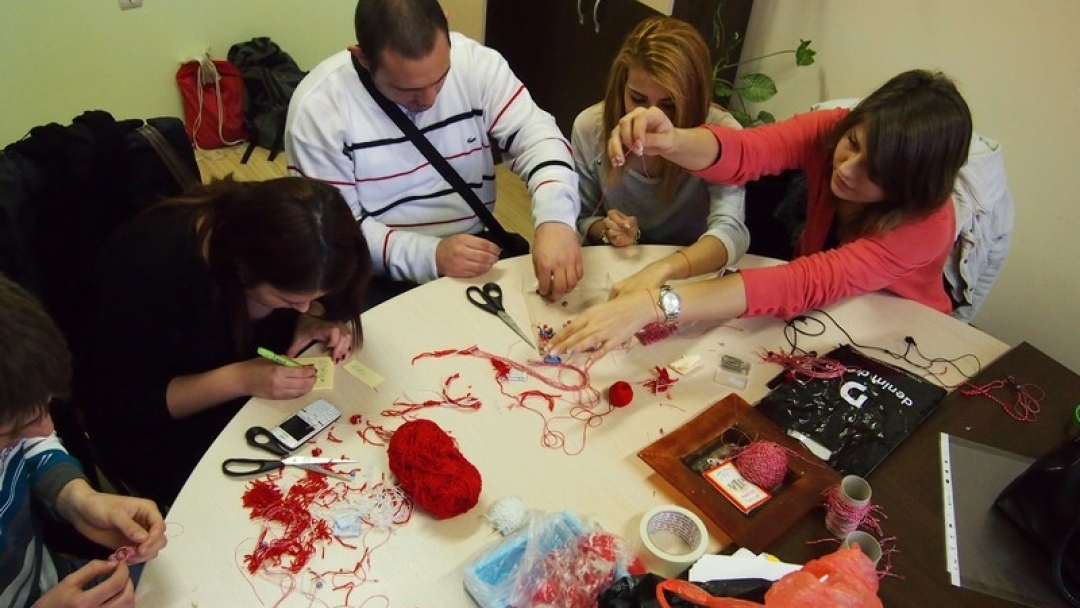 Младежи проведоха Първомартенска акция в дом "Възраждане"