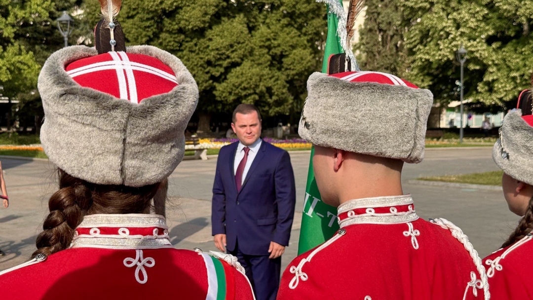 Предаването и приемането на знамето на русенския Младежки гвардейски отряд бе отбелязано с тържествена церемония