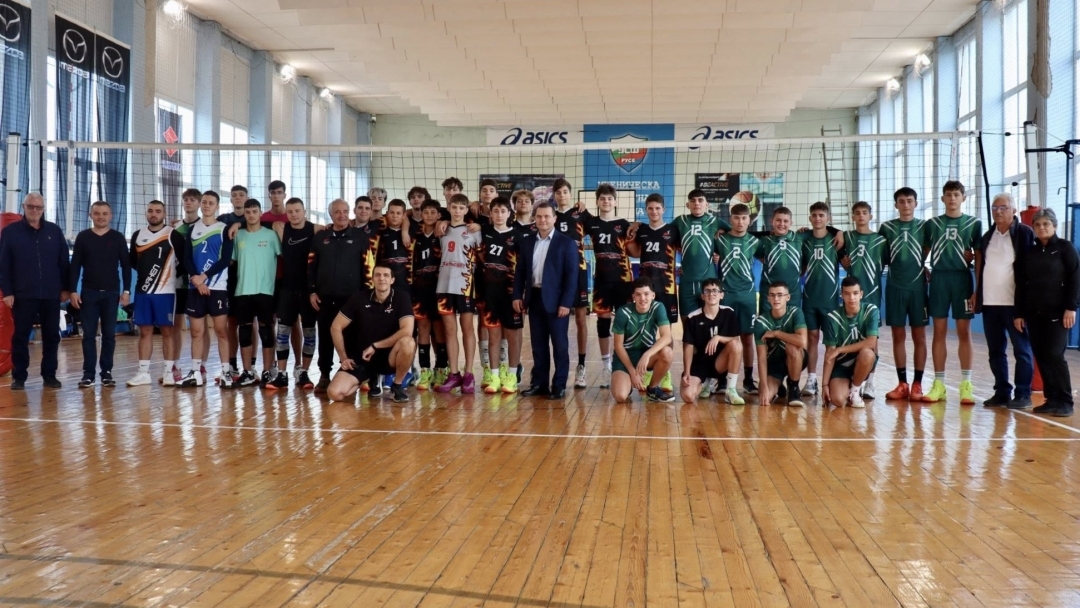 Зала „Ялта“ в Русе бе арена на двудневната волейболна надпревара „За купата на кмета“