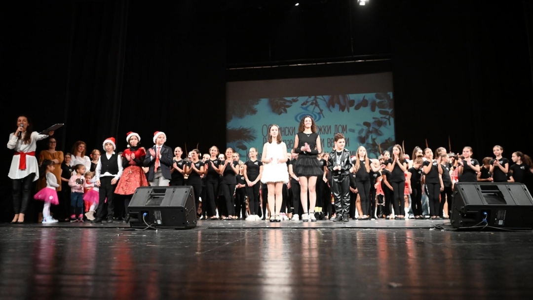 Общинският младежки дом представи традиционния си коледен концерт