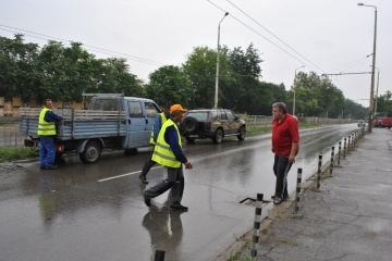 Започна подмяната на увредените решетки на уличните шахти в Русе