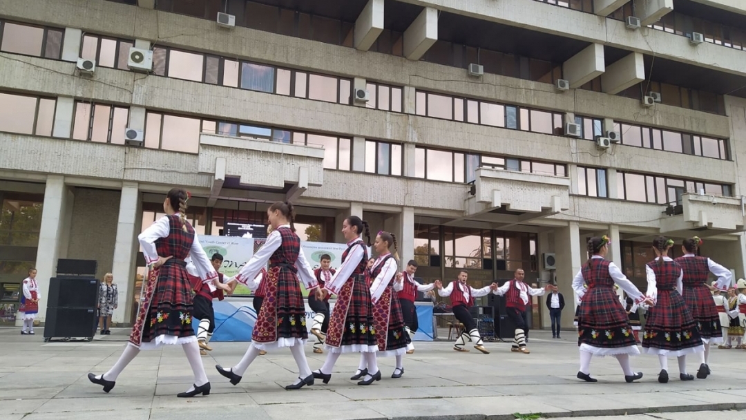 11 състава се включиха в Международния младежки фолклорен танцов фестивал „Северина“ 