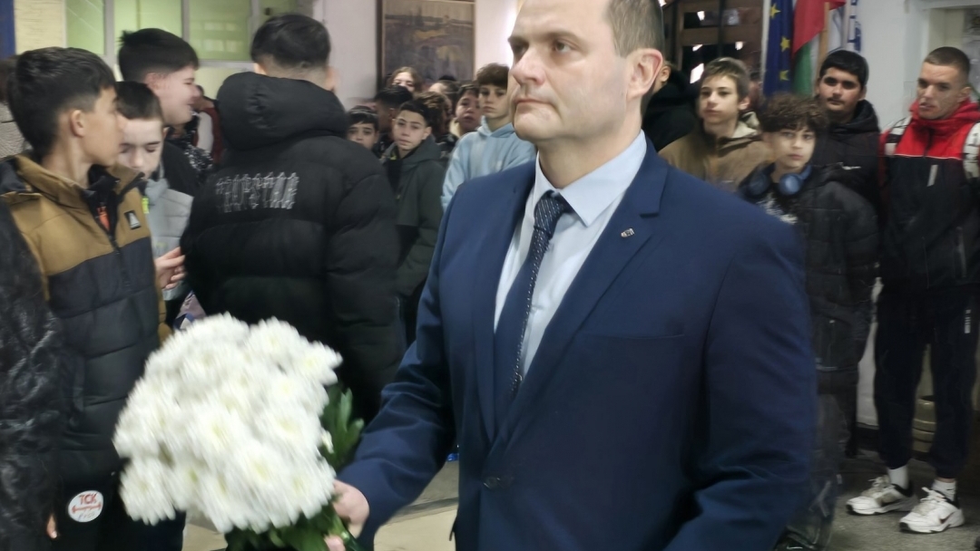 Кметът Пенчо Милков награди отличници от Спортното училище на патронния им празник