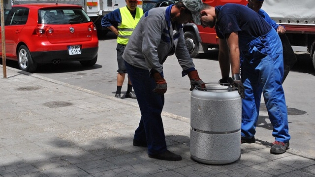 Община Русе подменя старите градски кошчета с нови