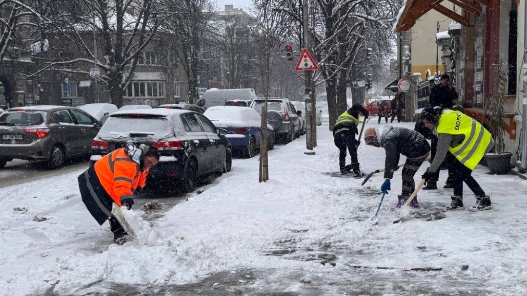 Продължава снегопочистването на Русе и малките населени места от общината