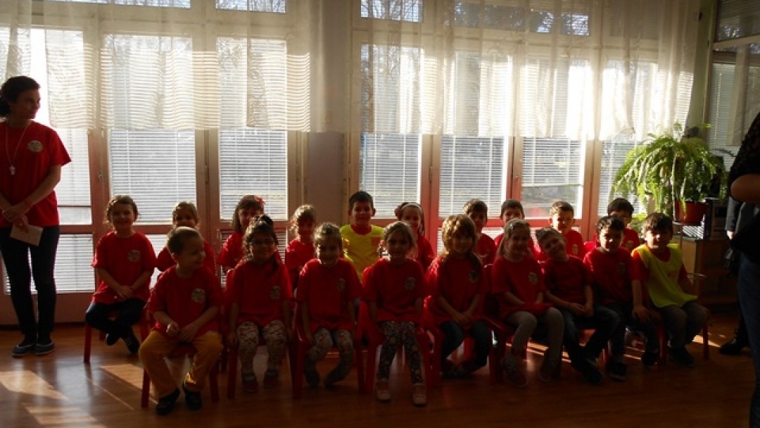 Деца от ЦДГ 'Зора' се учиха да пресичат правилно