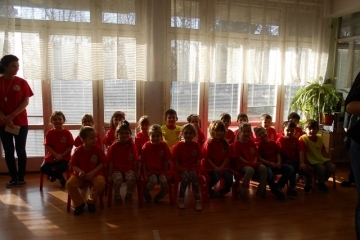 Деца от ЦДГ 'Зора' се учиха да пресичат правилно