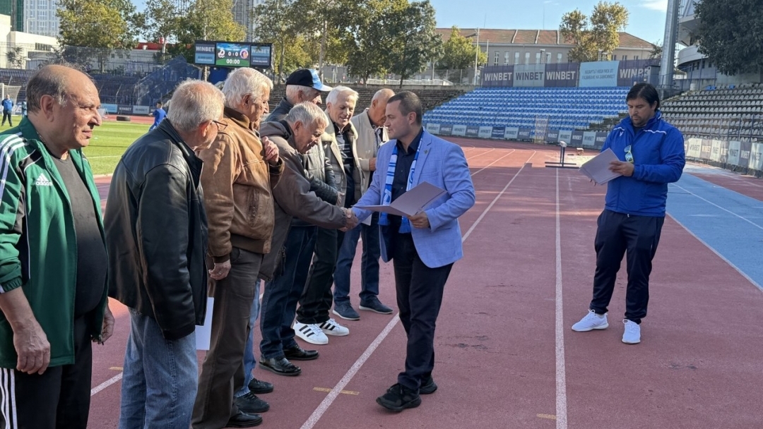Mayor Pencho Milkov honored the legends of Ruse football who defeated the Roma team 50 years ago