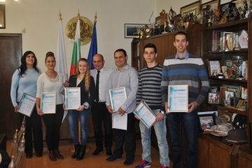 Кметът Пламен Стоилов връчи сертификати на студенти за успешно проведен стаж в Общината