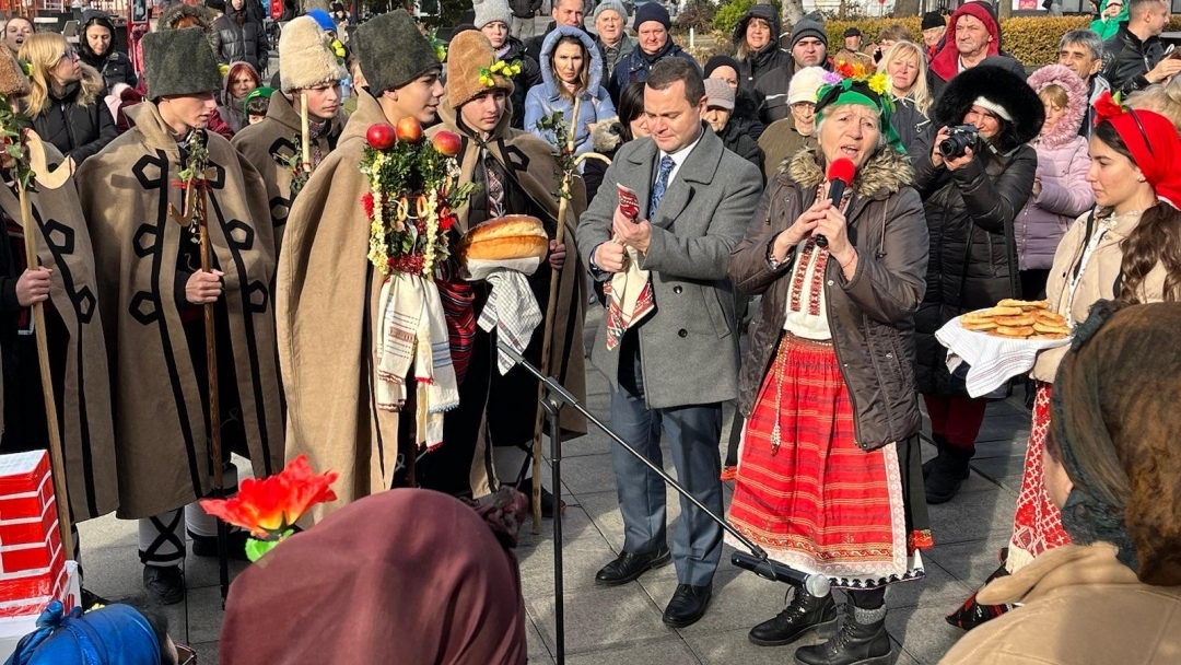 Mayor Pencho Milkov welcomed carolers in the town square