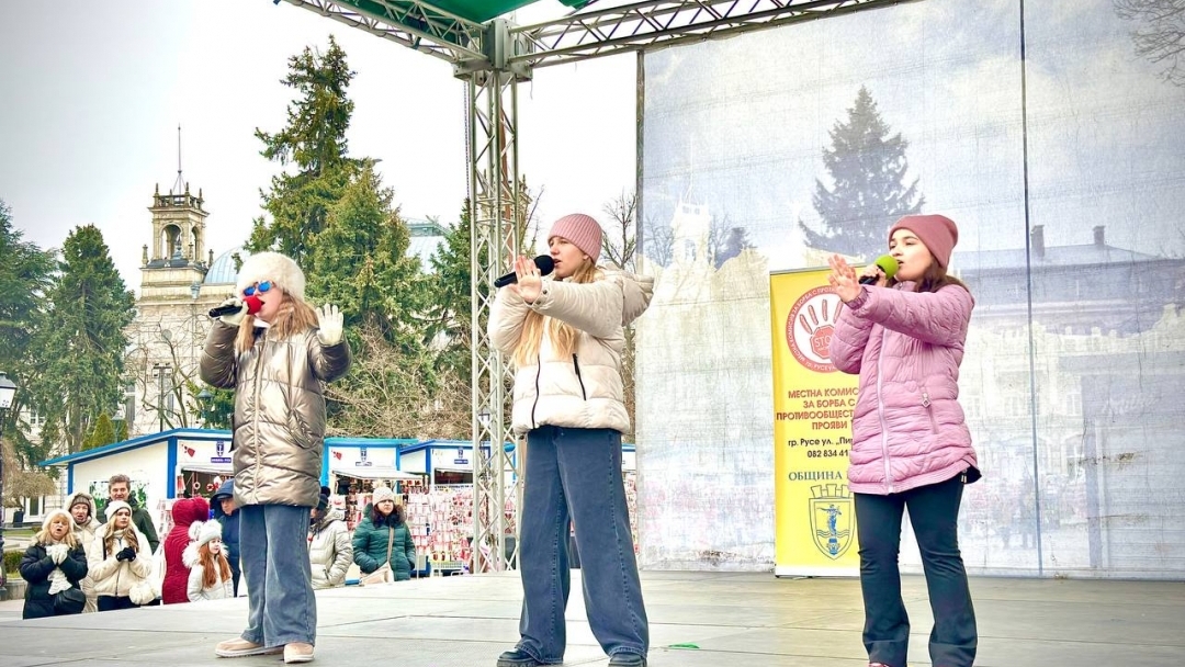 Стотици русенци пяха заедно с Братя Аргирови по време на концерта „Не на насилието, да на доброто!“ 