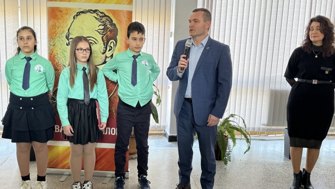 Нов външен асансьор осигурява достъпна среда в ОУ „Васил Априлов“ в Русе