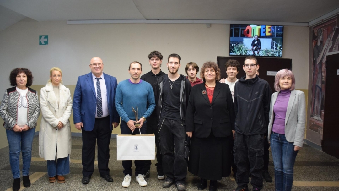 Наградиха учителите, носители на званието „Посланик на свободния дух в моето училище“ 202