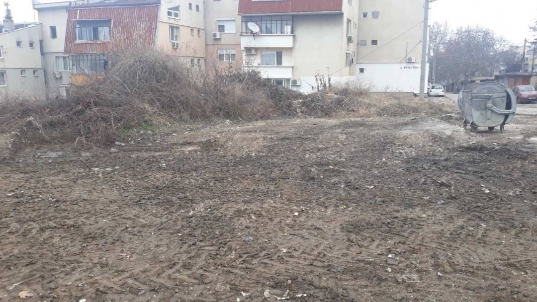 Общината за пореден път почисти сметище на улица „Кръстец“
