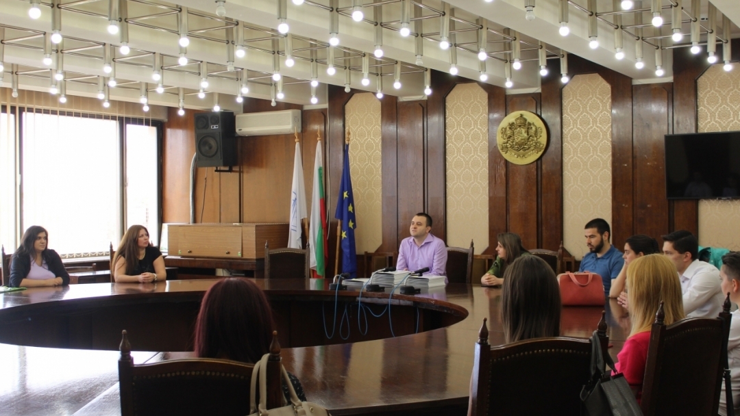 Стажанти в Община Русе получиха грамоти от заместник-кметът д-р Страхил Карапчански